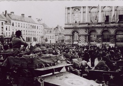 Żołnierze  1. Dywizji Pancernej wyzwalający spod niemieckiej okupacji miejscowość Saint-Omer we Francji , 1944 r. (fot. AIPN)