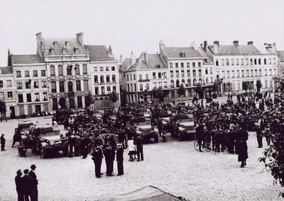 Żołnierze  1. Dywizji Pancernej wyzwalający spod niemieckiej okupacji miejscowość Saint-Omer we Francji , 1944 r. (fot. AIPN)