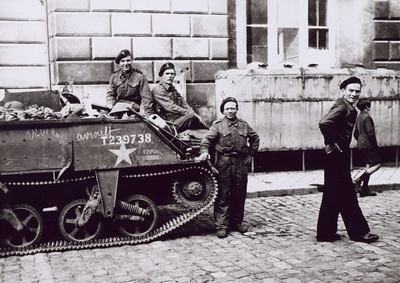Żołnierze  1. Dywizji Pancernej wyzwalający spod niemieckiej okupacji miejscowość Saint-Omer we Francji , 1944 r. (fot. AIPN)