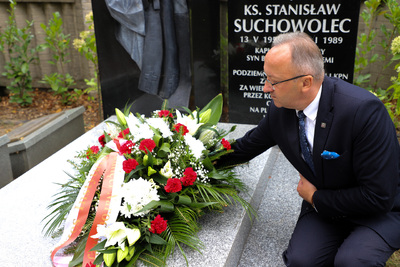 Delegacja IPN złożyła kwiaty na grobie odznaczonego pośmiertnie ks. Stanisława Suchowolca. Na zdj. zastępca prezesa IPN dr hab. Karol Polejowski – Białystok, 12 września 2024. Fot. Paula Prudziłowicz (IPN)
