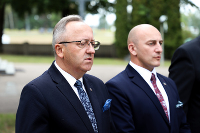 Delegacja IPN złożyła kwiaty na grobie odznaczonego pośmiertnie ks. Stanisława Suchowolca. Na zdj. zastępca prezesa IPN dr hab. Karol Polejowski i dyrektor białostockiego oddziału IPN dr Marek Jedynak – Białystok, 12 września 2024. Fot. Paula Prudziłowicz (IPN)