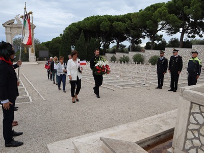 Odsłonięcie wystawy IPN „Szlaki Nadziei. Odyseja Wolności”. Na zdj. zastępca dyrektora Biura Współpracy Międzynarodowej IPN dr Mateusz Marek i Anna Traczewska, założycielka i dyrektorka Szkoły Języka i Kultury Polskiej ANDERS we Włoszech – Loreto (Włochy), 15 września 2024. Fot. Marco Vittorio Radici