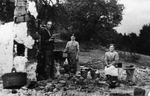 Tereny Wiśniowej, Lipnika i Zasani po niemieckiej pacyfikacji z 18 września 1944 r. Zdjęcia wykonał oficer AK, por. Karol Orell „Anton”. Fot. ze zbiorów IPN