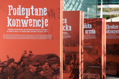 Otwarcie wystawy pt. „Podeptane konwencje. Zbrodnie Wehrmachtu na żołnierzach Wojska Polskiego w trakcie walk i po zakończeniu kampanii polskiej 1939 r.” – 18 września 2024. Fot. IPN