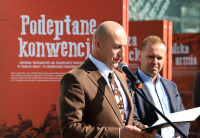 Otwarcie wystawy pt. „Podeptane konwencje. Zbrodnie Wehrmachtu na żołnierzach Wojska Polskiego w trakcie walk i po zakończeniu kampanii polskiej 1939 r.”. Na zdj. dyrektor białostockiego oddziału IPN dr Marek Jedynak – 18 września 2024. Fot. IPN