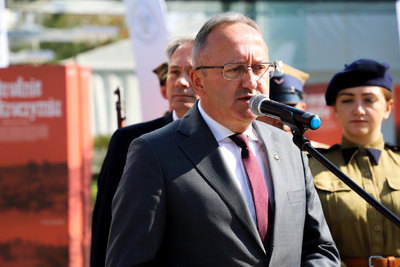 Otwarcie wystawy pt. „Podeptane konwencje. Zbrodnie Wehrmachtu na żołnierzach Wojska Polskiego w trakcie walk i po zakończeniu kampanii polskiej 1939 r.”. Na zdj. zastępca prezesa IPN dr hab. Karol Polejowski  – 18 września 2024. Fot. IPN