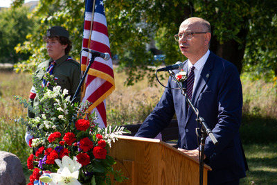 Uczciliśmy pamięć bohaterskich lotników samolotu Boeing B-17. Na zdj. zastępca prezesa IPN dr Mateusz Szpytma – Columbia Heights, 21 września 2024. Fot. Jakub Nadstawny (IPN)
