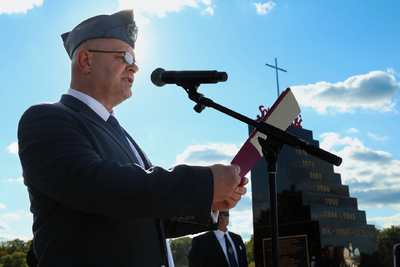 Poświęciliśmy pomnik Bohaterów „Walki o Niepodległość po 1944–45 roku i »Solidarności«”. Na zdj. Tadeusz Antoniak – Doylestown (Pensylwania, Stany Zjednoczone), 22 września 2024. Fot. Mikołaj Bujak (IPN)