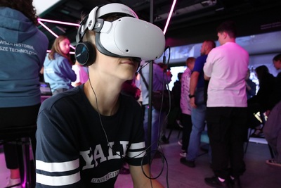 Mobilny Przystanek Historia Przyszłości już dostępny we Włoszczowie. Fot. Dariusz Skrzyniarz (IPN)