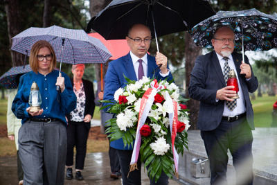 Złożenie wiązanek na cmentarzu św. Wojciecha w Niles. Na zdj. od lewej: Teresa Gallewicz-Dołowa, zastępca prezesa IPN dr Mateusz Szpytma, Adam Siwek – 24 września 2024. Fot. Jakub Nadstawny (IPN)