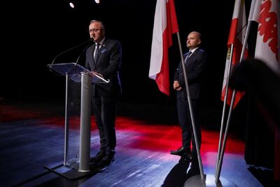 Delegacja Instytutu Pamięci Narodowej w Bolesławcu – 26 września 2024. Na zdj. po lewej zastępca prezesa IPN dr hab. Karol Polejowski. Fot. Mikołaj Bujak (IPN)