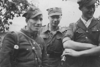 Żołnierze 5 Wileńskiej Brygady AK. Stoją od lewej: ppor. Jan Zaleski ps. „Zaja”, NN ps. „Sęp”, kpr. Tadeusz Urbanowicz ps. „Moskito”. Zdjęcie wykonano latem 1945 r.