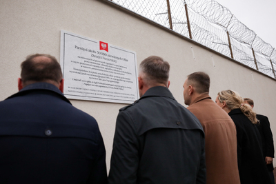 Przedstawiciele IPN oraz radni Starogardu Gdańskiego oddali hołd ofiarom Zbrodni Pomorskiej pod pamiątkową tablicą zamieszczoną na murze Aresztu Śledczego – Starogard Gdański, 3 października 2024. Fot. Mikołaj Bujak (IPN)