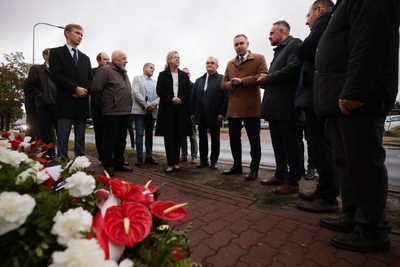 Przedstawiciele IPN oraz radni Starogardu Gdańskiego oddali hołd ofiarom Zbrodni Pomorskiej pod pamiątkową tablicą zamieszczoną na murze Aresztu Śledczego – Starogard Gdański, 3 października 2024. Fot. Mikołaj Bujak (IPN)