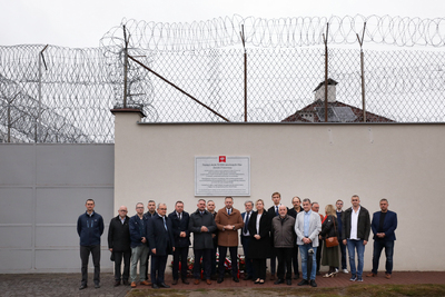 Przedstawiciele IPN oraz radni Starogardu Gdańskiego oddali hołd ofiarom Zbrodni Pomorskiej pod pamiątkową tablicą zamieszczoną na murze Aresztu Śledczego – Starogard Gdański, 3 października 2024. Fot. Mikołaj Bujak (IPN)