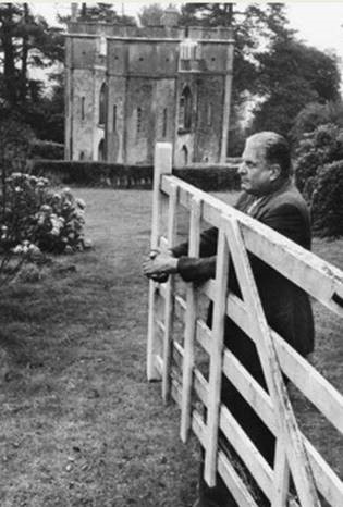 Auberon Herbert, Pixton Park w hrabstwie Sommerset, Anglia, 1974 r. (fot. Bohdan Paczowski, ze zbiorów Instytutu Dokumentacji i Studiów nad Literaturą Polska oddziału Muzeum Literatury im. Adama Mickiewicza w Warszawie za zgodą Piotra Kłoczowskiego)