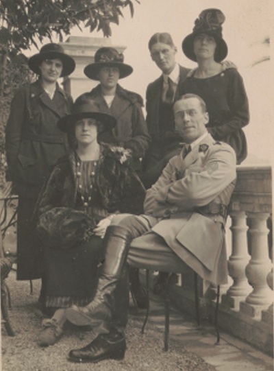 Agnieszka Wisła (stoi pierwsza z lewej) w okresie pełnienia obowiązków w Polskim Białym Krzyżu we Francji, Nicea, 1919 r. (fot. AIPN)