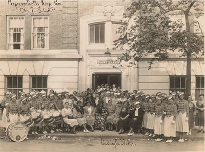 Agnieszka Wisła wśród uczestniczek zjazdu Korpusu Pomocniczego Stowarzyszenia Weteranów Armii Polskiej w Ameryce, 1. poł. XX w.  (fot. AIPN)