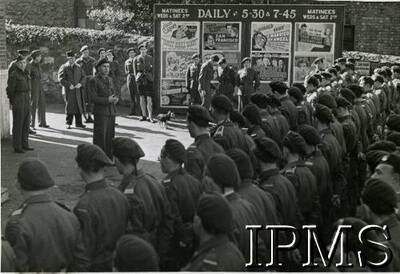 Wielkanoc w 1. Samodzielnej Kompanii Komandosów, dowódca kompanii kpt. Władysław Smrokowski składa życzenia żołnierzom. Caernarfon, Walia, Wielka Brytania, wiosna 1943 r. (fot. Instytut Polski i Muzeum im. gen. Sikorskiego w Londynie, zdjęcie udostępnione przez Fundację Ośrodka KARTA)