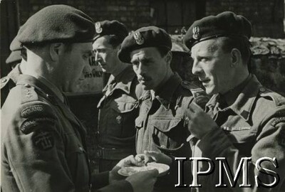 Wielkanoc w 1 Samodzielnej Kompanii Komandosów. Dowódca jednostki kpt. Władysław Smrokowski (z lewej). Caernarfon, Walia, Wielka Brytania, wiosna 1943 r. (fot. Instytut Polski i Muzeum im. gen. Sikorskiego w Londynie, zdjęcie udostępnione przez Fundację Ośrodka KARTA)