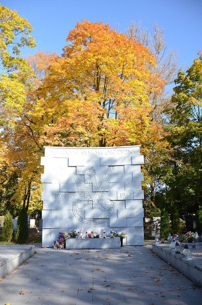 Uroczystość pod pomnikiem ks. Jerzego Popiełuszki na os. Szklane Domy w Nowej Hucie. Fot. Janusz Ślęzak (IPN)