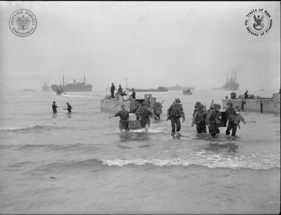 Lądowanie wojsk sprzymierzonych na plaży w okolicy miasta Oran, Algieria, 8–16 XI 1942 r. (fot. Imperial War Museum)