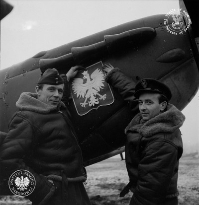 Tadeusz Czerwiński i Stanisław Skalski, Churchstanton, Wielka Brytania, 26–28 I 1942 r. (fot. Imperial War Museum)