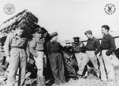 Lotnicy Polskiego Zespołu Myśliwskiego. Od prawej: Marcin Machowiak,  Bohdan Arct, Wacław Król, Stanisław Skalski, Kazimierz Sporny, Afryka Północna, 1943 r. (fot. Instytut Józefa Piłsudskiego w Ameryce lub IWM )