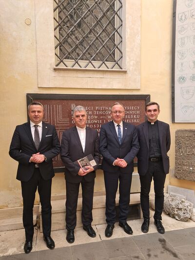 Delegacja IPN w Rzymie – 25–26 października 2024. Na zdj. od lewej: dyrektor BBH IPN dr Sebastian Pilarski, rektor Kolegium Polskiego w Rzymie ks. prał. Jan Główczyk, zastępca Prezesa IPN dr hab. Karol Polejowski, administrator Kościoła i Hospicjum św. Stanisława Biskupa i Męczennika w Rzymie ks. Tomasz Jarosz. Fot. ks. dr Adam Szpotański (OBBH IPN we Wrocławiu)