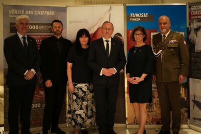 Delegacja Instytutu Pamięci Narodowej w Tunezji – 28–29 października 2024. Na zdj. od lewej I sekretarz Ambasady RP w Tunisie Piotr Poraziński, zastępca dyrektora Biura Współpracy Międzynarodowej IPN dr Mateusz Marek, zastępca dyrektora Biura Upamiętniania Walk i Męczeństwa IPN Joanna Sulej-Piskorz, zastępca prezesa IPN dr hab. Karol Polejowski, Ambasador Nadzwyczajny i Pełnomocny Rzeczypospolitej Polskiej w Tunezji Justyna Porazińska, Attaché obrony, wojskowy, morski i lotniczy Ambasady RP w Algierze płk Dariusz Pita. Fot. Mateusz Niegowski (IPN)