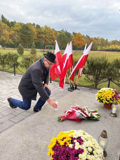 Uroczystość odsłonięcia pomników upamiętniających zamordowanych żydowskich więźniów niemieckiego obozu pracy w Adampolu – 30 października 2024. Na zdj. zastępca prezesa IPN dr Mateusz Szpytma. Fot. Jacek Romanek (OBUWiM Lublin)