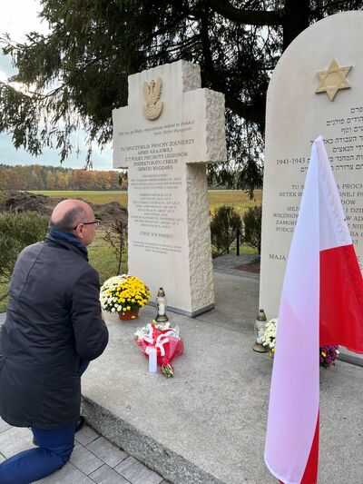 Uroczystość odsłonięcia pomników upamiętniających zamordowanych żydowskich więźniów niemieckiego obozu pracy w Adampolu – 30 października 2024. Fot. Jacek Romanek (OBUWiM Lublin)