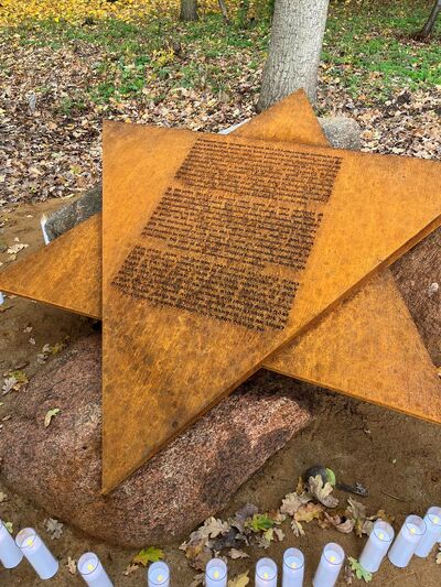 Uroczystość odsłonięcia pomników upamiętniających zamordowanych żydowskich więźniów niemieckiego obozu pracy w Adampolu – 30 października 2024. Fot. Jacek Romanek (OBUWiM Lublin)