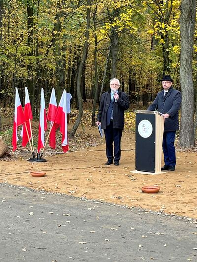 Uroczystość odsłonięcia pomników upamiętniających zamordowanych żydowskich więźniów niemieckiego obozu pracy w Adampolu – 30 października 2024. Fot. Jacek Romanek (OBUWiM Lublin)
