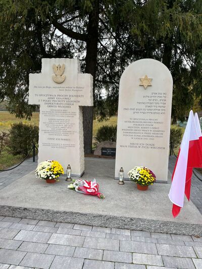 Uroczystość odsłonięcia pomników upamiętniających zamordowanych żydowskich więźniów niemieckiego obozu pracy w Adampolu – 30 października 2024. Fot. Jacek Romanek (OBUWiM Lublin)