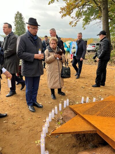 Uroczystość odsłonięcia pomników upamiętniających zamordowanych żydowskich więźniów niemieckiego obozu pracy w Adampolu – 30 października 2024. Fot. Jacek Romanek (OBUWiM Lublin)