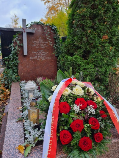 Grób Marii Dmochowskiej na Cmentarzu Wojskowym na Powązkach w Warszawie – 31 października 2024. Fot. Krzysztof Wojciechowski (IPN)