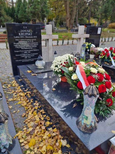 Grób Janusza Krupskiego na Cmentarzu Wojskowym na Powązkach w Warszawie – 31 października 2024. Fot. Krzysztof Wojciechowski (IPN)
