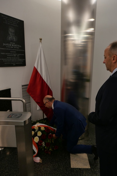 Zastępcy prezesa IPN: dr hab. Karol Polejowski i dr Mateusz Szpytma składają kwiaty pod tablicą upamiętniającą Janusza Kurtykę – Warszawa, 31 października 2024. Fot. Krzysztof Wojciechowski (IPN)