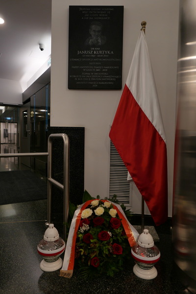 Zastępcy prezesa IPN: dr hab. Karol Polejowski i dr Mateusz Szpytma składają kwiaty pod tablicą upamiętniającą Janusza Kurtykę – Warszawa, 31 października 2024. Fot. Krzysztof Wojciechowski (IPN)