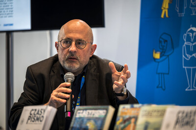 Strefa czasopism IPN w ramach Targów Książki w Katowicach – 8–10 listopada 2024. Na zdj. dr Bogusław Tracz. Fot. Krzysztof Łojko (IPN)