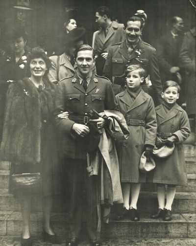 Goście na ślubie Eustachego Sapiehy i Antoniny Siemieńskiej; drugi od lewej Jan Siemieński, Paryż, 1945 r.