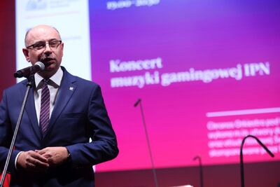 Koncert muzyki gamingowej IPN podczas Pomorskiego Kongresu Pamięci Narodowej. Na zdj. dr Mateusz Szpytma, zastępca prezesa IPN – Gdańsk, 20 listopada 2024. Fot. Mikołaj Bujak (IPN)
