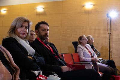 Pomorski Kongres Pamięci Narodowej. Na zdj. dyrektor Biura Współpracy Międzynarodowej Agnieszka Jędrzak i jej zastępca dr Mateusz Marek – Gdańsk, 21 listopada 2024. Fot. Roman Jocher