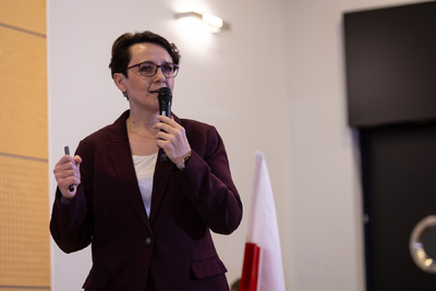 Pomorski Kongres Pamięci Narodowej. Na zdj. dyrektor Muzeum Żołnierzy Wyklętych i Więźniów Politycznych PRL Adrianna Garnik – Gdańsk, 21 listopada 2024. Fot. Roman Jocher