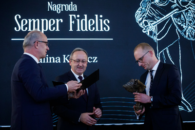 Uroczysta gala wręczenia nagród IPN „Semper Fidelis”. Na zdj. od lewej zastępcy prezesa IPN dr hab. Krzysztof Szwagrzyk i dr hab. Karol Polejowski oraz odbierający nagrodę w imieniu Haliny Kisłacz prezes Fundacji Pomoc Polakom na Wschodzie Mikołaj Falkowski – Warszawa, 2 grudnia 2024. Fot. Sławek Kasper (IPN)
