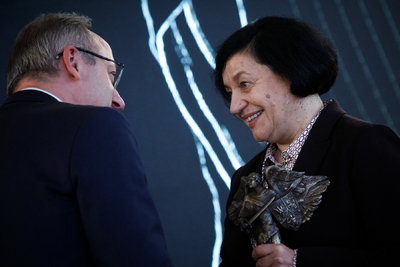 Uroczysta gala wręczenia nagród IPN „Semper Fidelis”. Na zdj. zastępca prezesa IPN dr hab. Karol Polejowski i laureatka Olena Udovenko – Warszawa, 2 grudnia 2024. Fot. Sławek Kasper (IPN)