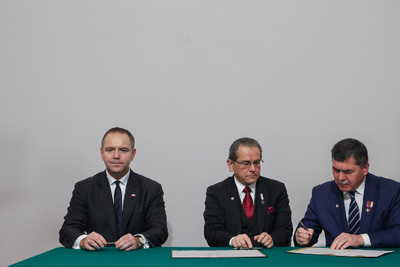 Podpisanie „Porozumienia o współpracy w zakresie upowszechniania wiedzy historycznej” pomiędzy Instytutem Pamięci Narodowej – Komisją Ścigania Zbrodni przeciwko Narodowi Polskiemu a Stowarzyszeniem Klub Dam i Kawalerów Krzyża Wolności i Solidarności – Warszawa, 13 grudnia 2024. Fot. Mikołaj Bujak (IPN)