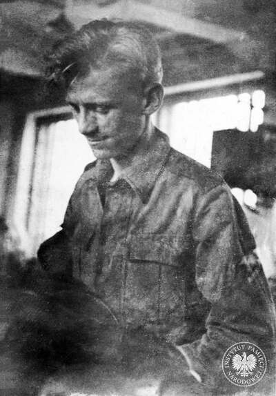 Jan Bytnar ps. „Rudy”. Zdjęcie pochodzi z kolekcji fotografii stanowiącej prawdopodobnie część archiwum batalionu „Zośka” zarekwirowanego przez UB podczas aresztowania Jana Rodowicza „Anody” 24 grudnia 1948 r. (fot. z zasobu IPN)