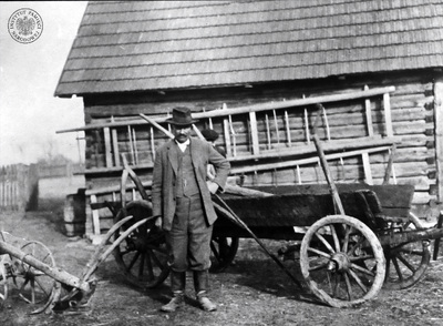 Wincenty Witos pozuje do zdjęcia na tle zabudowań swojego gospodarstwa we wsi Wierzchosławice. Reprodukcja z wydawnictwa Krajowej Agencji Wydawniczej „Kronika Krakowska. Wincenty Witos”. Fot. ze zbiorów AIPN (IPNBU-1-4-5-2)